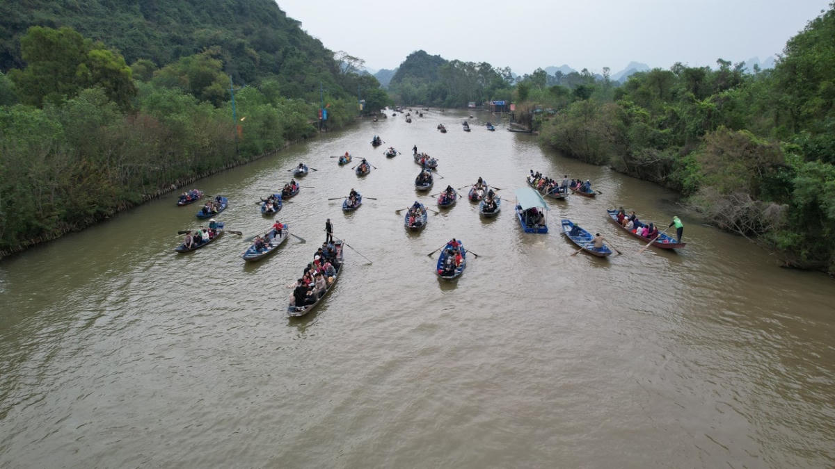 Ngay trong ngày khai hội thuyền đò 2 bên bờ suối Yến đã tấp nập hoạt động đón chở khách hành hương về lễ Phật.