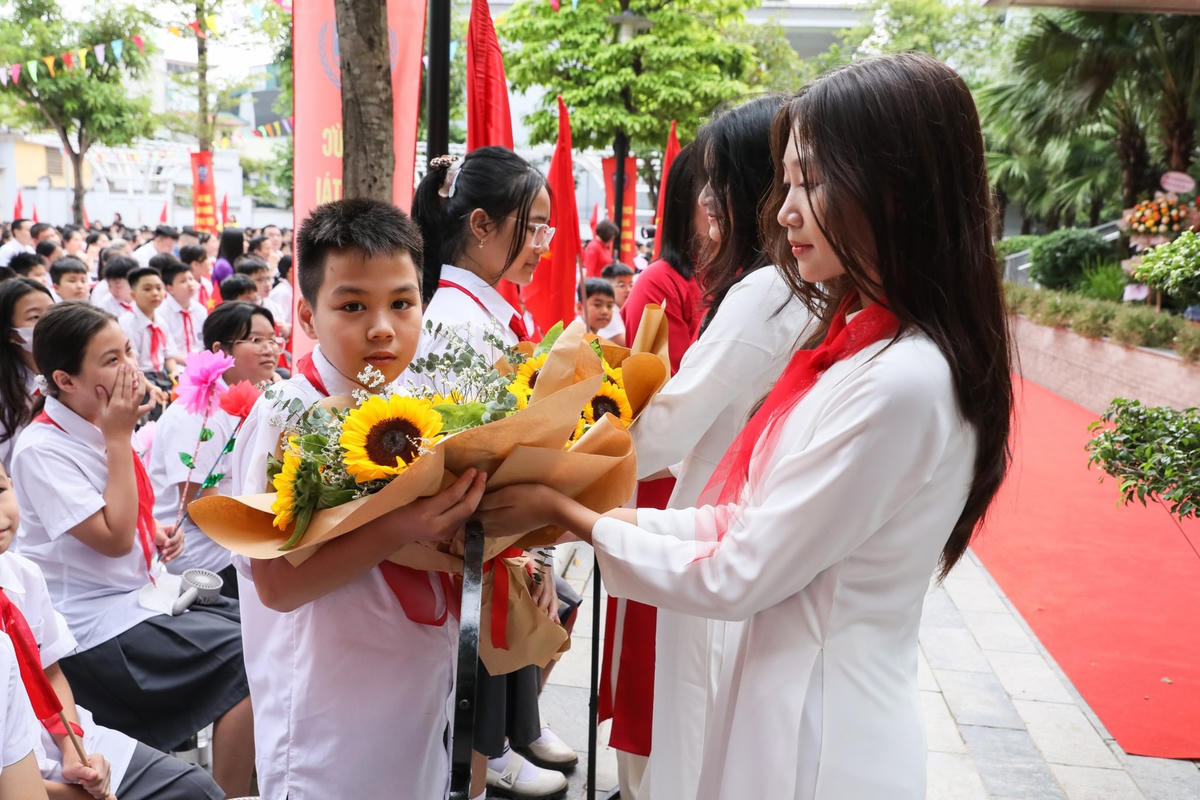 Đại diện học sinh khối 9 tặng hoa chào đón các em học sinh khối 6 Trường THCS Kim Giang (Thanh Xuân, Hà Nội).