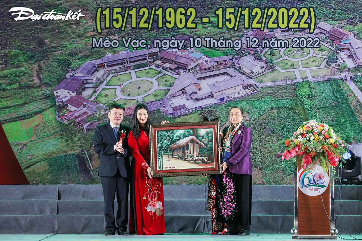 Nguyên Trưởng ban Dân vận TƯ Hà Thị Khiết tặng bức tranh cho huyện Mèo Vạc.