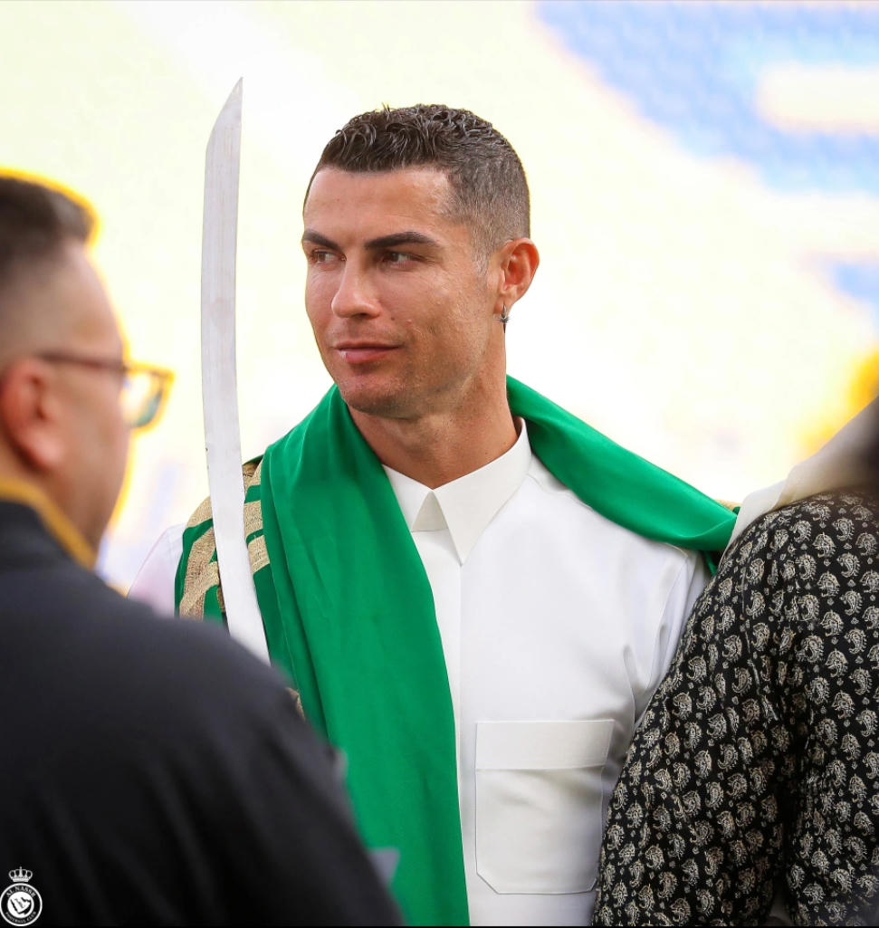 Ronaldo trông giống như anh đang tận hưởng ngày của mình với một chút khác biệt. Ảnh: Reuters.