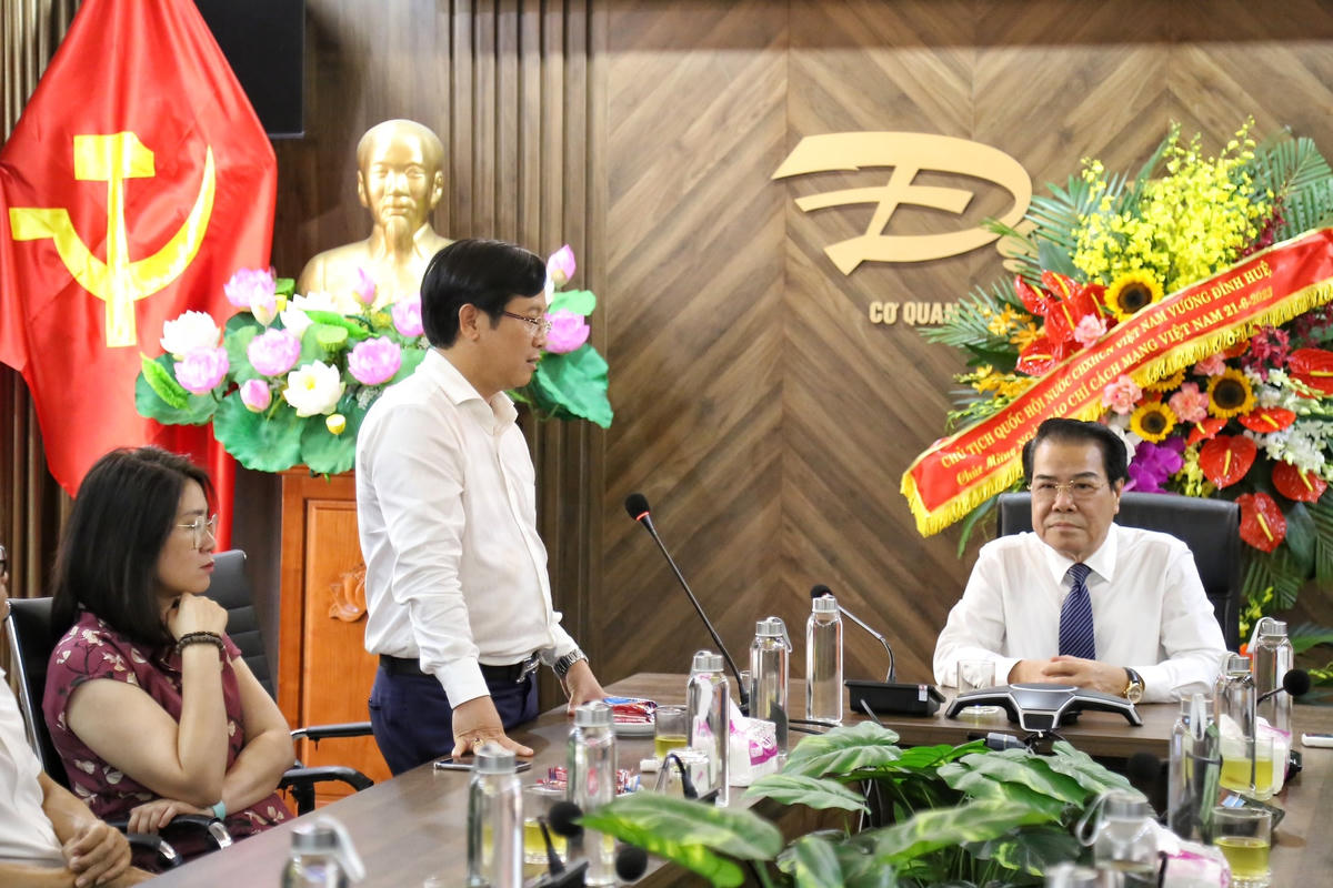 Thay mặt tập thể cán bộ, phóng viên, biên tập viên của báo, nhà báo Lê Anh Đạt, Quyền Tổng Biên tập báo Đại Đoàn Kết giới thiệu một số kết quả nổi bật trong hoạt động của báo Đại Đoàn Kết thời gian qua. Nhà báo Lê Anh Đạt gửi lời cảm ơn đến với đồng chí Dương Thanh Bình, Lưu Bình Nhưỡng và các đồng chí trong đoàn.