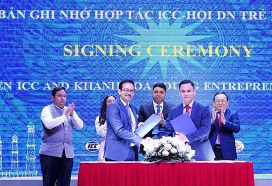 Ông Madan Mohan Sethi, Tổng lãnh sự quán Ấn Độ tại thành phố Hồ Chí Minh, cùng lãnh đạo tỉnh Khánh Hòa chứng kiến lễ ký biên bản xúc tiến thương mại tại Hội nghị.