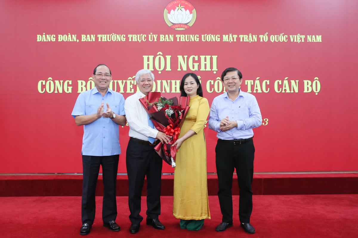 Chủ tịch Đỗ Văn Chiến cùng các đồng chí trong Ban Thường trực UBTƯ MTTQ Việt Nam tặng hoa chúc mừng Tân Chánh Văn phòng Đảng đoàn MTTQ Việt Nam Nông Thị Mai Huyền. Ảnh: Quang Vinh.