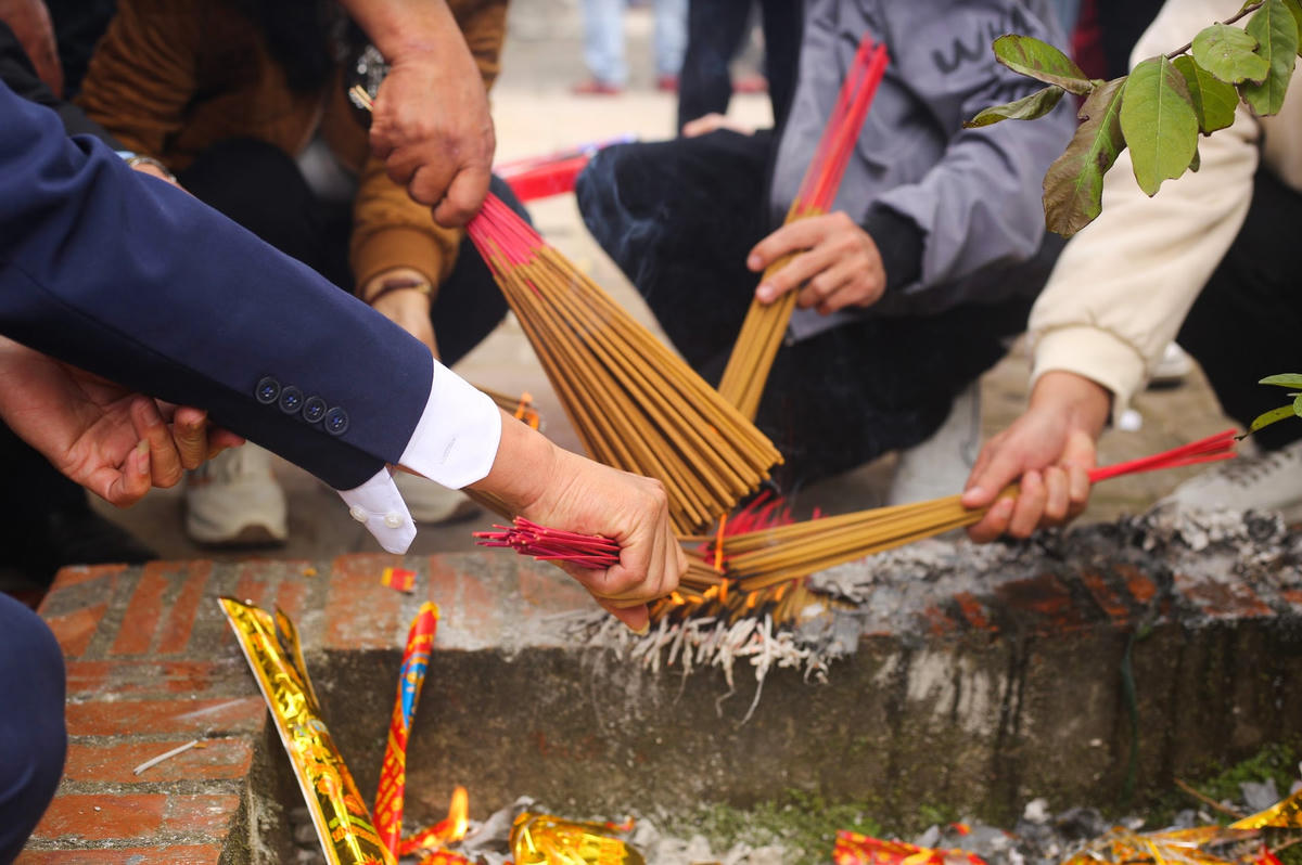 Cùng dòng người đến cầu an, anh Lê Minh Toàn (huyện Lệ Thuỷ, Quảng Bình) chia sẻ: “Năm nào cũng vậy, cả gia đình tôi lại đến Đền Công chúa Liễu Hạnh để xin lộc đầu năm. Khác với mọi năm thì năm nay thời tiết đẹp, thích hợp để đi du xuân và cầu bình an. Gia đình tôi đã vượt hơn 100km để đến đền Công chúa Liễu Hạnh để cầu mong năm mới bình an, hạnh phúc và đủ đầy".