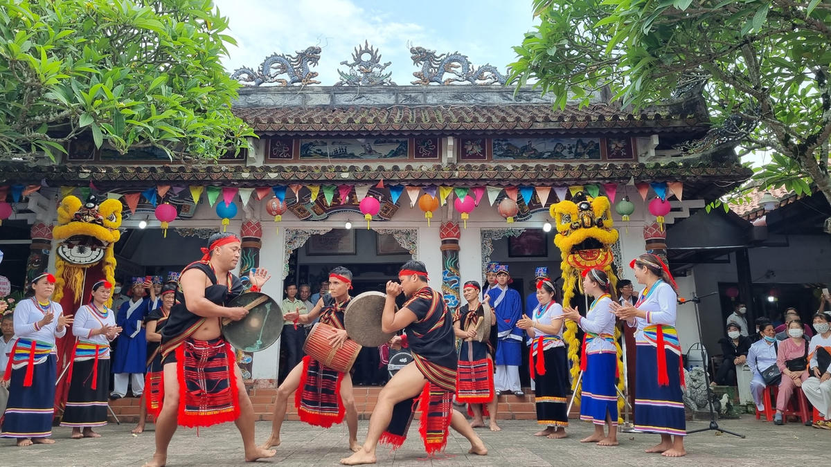 Điệu múa của đồng bào dân tộc thiểu số Quảng Ngãi ở lễ hội điện Trường Bà.