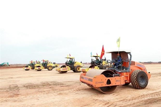 Các đơn vị triển khai phương tiện cơ giới thi công dự án Cảng hàng không quốc tế Long Thành giai đoạn 1.Ảnh: TTXVN.