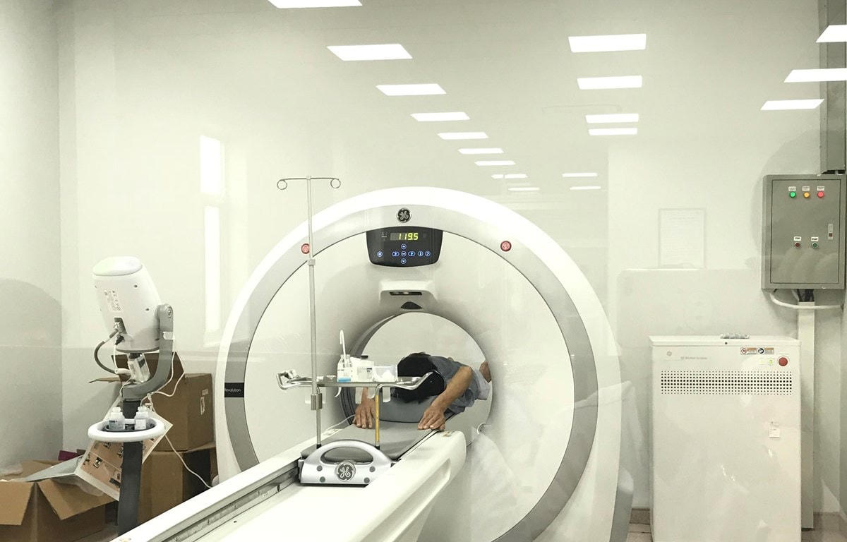 Điều trị, chụp chiếu cho bệnh nhân tại một bệnh viện.  Ảnh: TTXVN