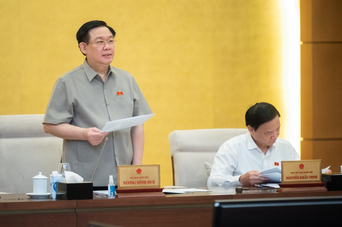 Chủ tịch Quốc hội Vương Đình Huệ phát biểu tại phiên họp.