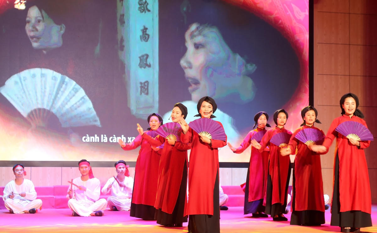 [Ảnh] Giáo viên và học sinh tiêu biểu Trường song ngữ Lào - Việt Nam Nguyễn Du dâng hương tại Đền Hùng