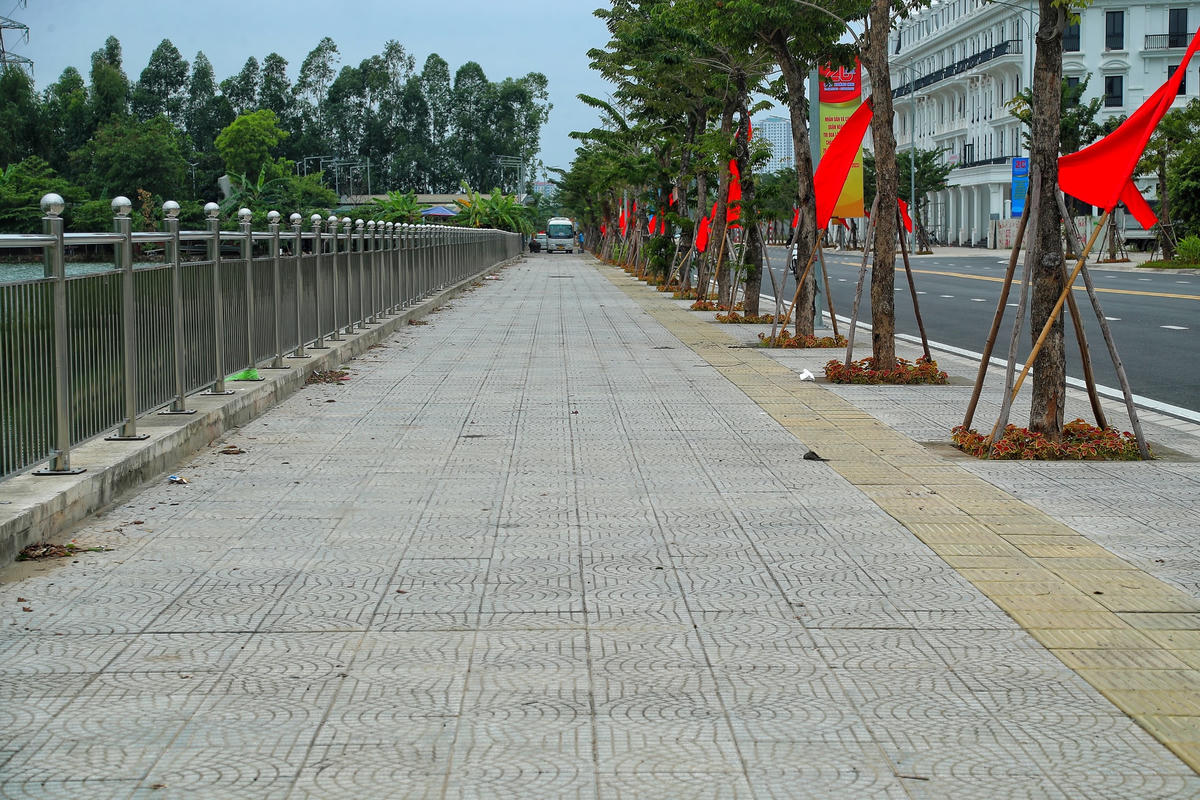 Ông Bùi Văn Minh (63 tuổi) cho rằng con đường mới đã mở ra nhiều cơ hội mới cho người dân. Tuy dự án nhiều lần phải lùi tiến độ nhưng khi được hoàn thành, người dân mong đợi về một khung cảnh cuộc sống mới an toàn, tiện lợi.
