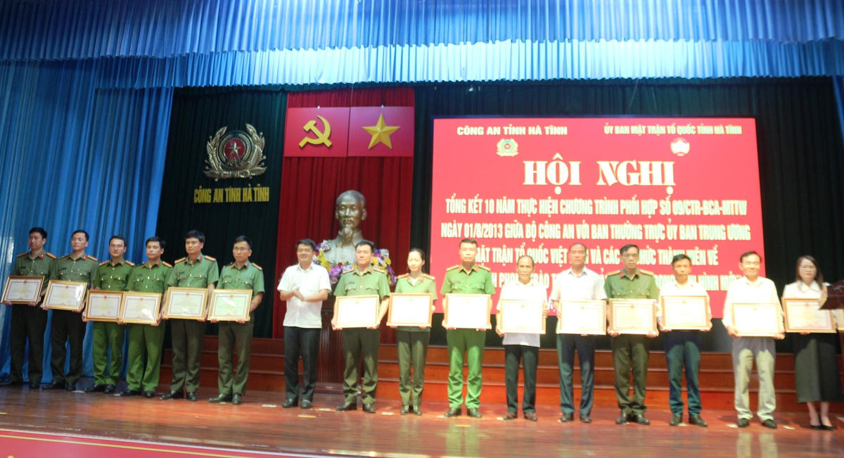 Chủ tịch Ủy ban MTTQ tỉnh Hà Tĩnh Trần Nhật Tân trao bằng khen của Chủ tịch UBND tỉnh cho các cá nhân có thành tích xuất sắc trong phong trào Toàn dân tham gia bảo vệ ANTQ.