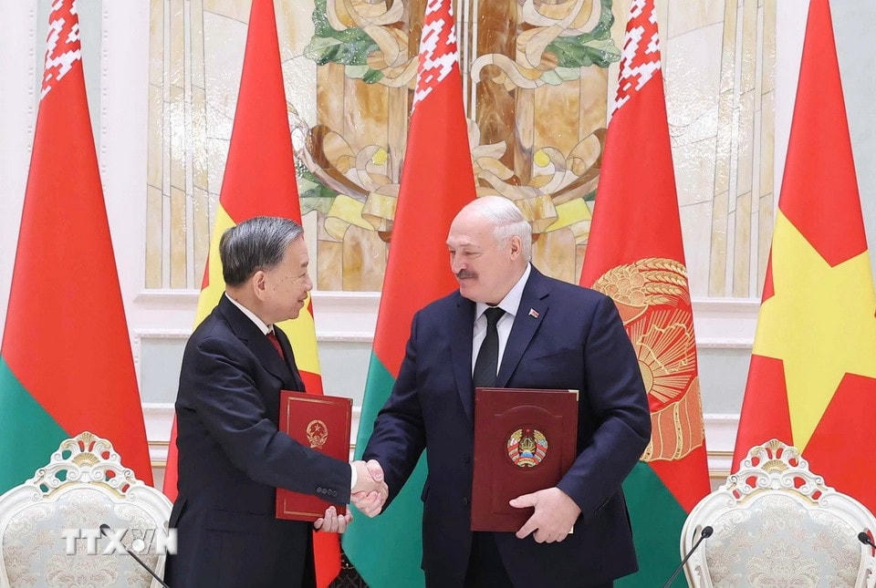 Tổng Bí thư Tô Lâm và Tổng thống Aleksandr Lukashenko ký Tuyên bố chung về việc thiết lập quan hệ Đối tác chiến lược Việt Nam-Belarus. (Ảnh: Thống Nhất/TTXVN) ttxvn-tong-bi-thu-to-lam-belarus-aleksandr-lukashenko-4.jpg