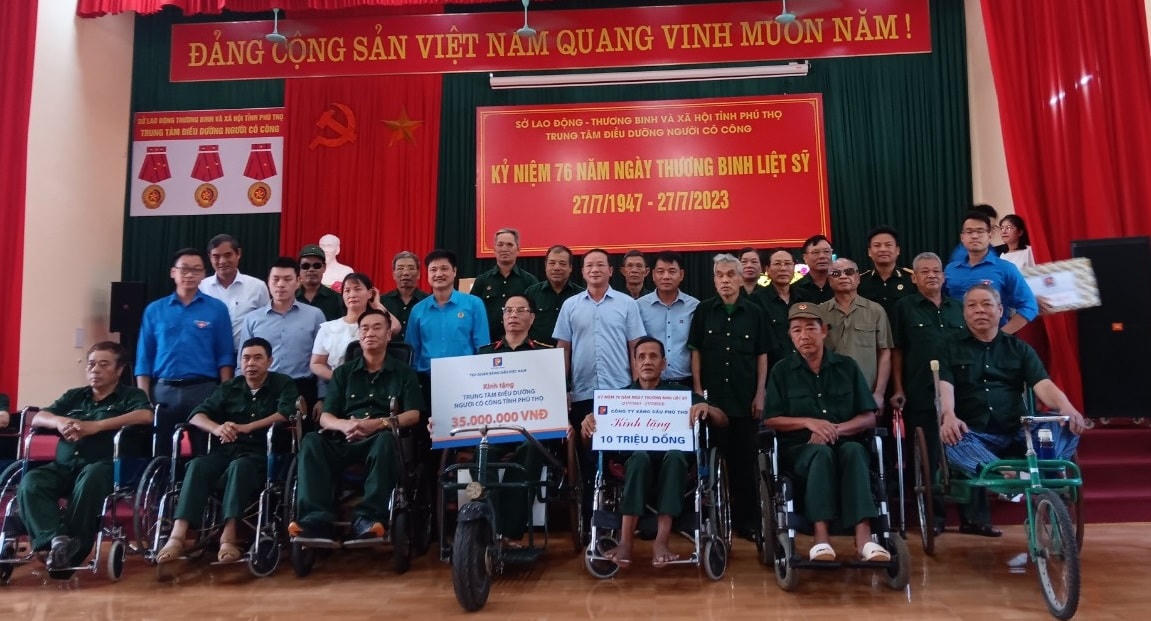 Tập đoàn Xăng dầu Việt Nam và Công ty Xăng dầu Phú Thọ năm nào cũng dành những phần quà ý nghĩa thể hiện lòng biết ơn, trân quý.