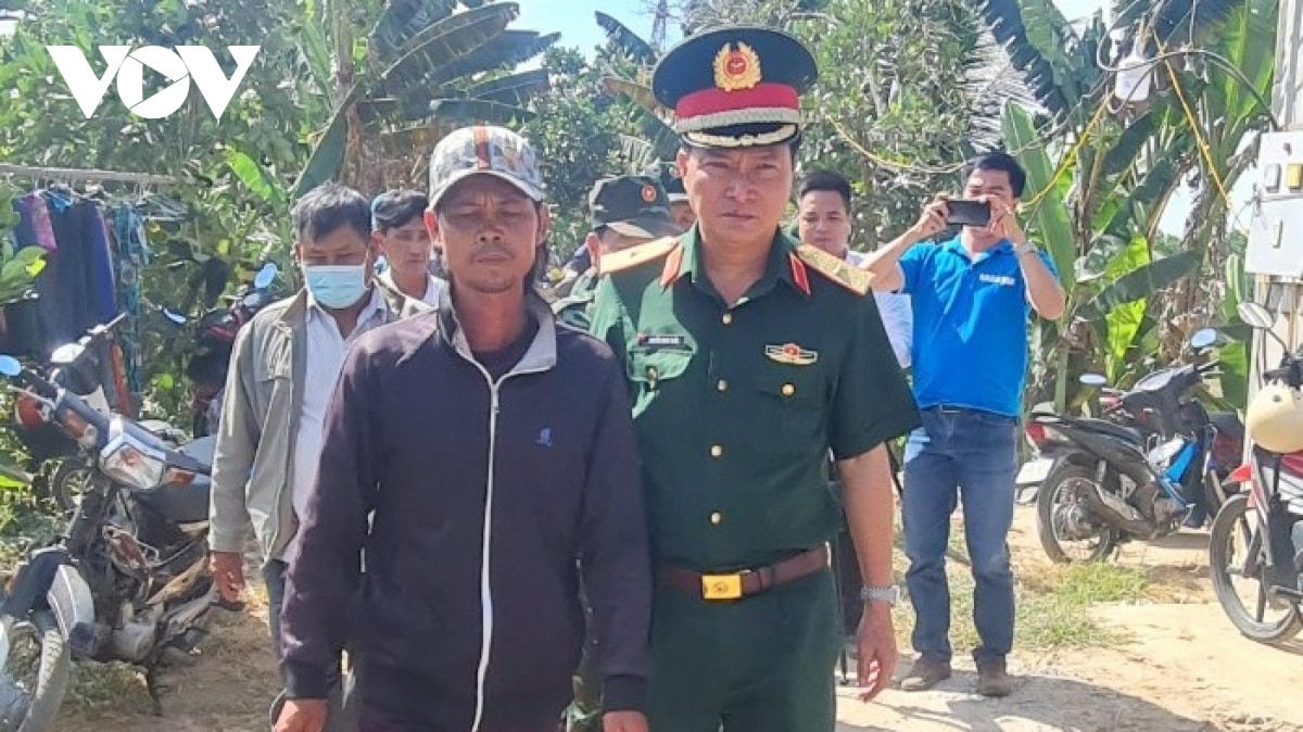 Thiếu tướng Nguyễn Minh Triều, Phó Tư lệnh Quân khu 9 trên đường đến thăm gia đình cháu bé. Ảnh: VOV.