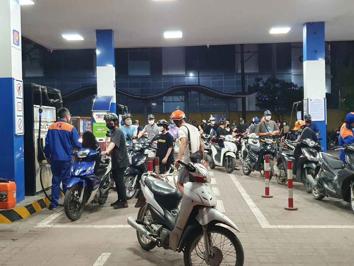 Nửa đêm, người Hà Nội 'rồng rắn' xếp hàng... mua xăng 