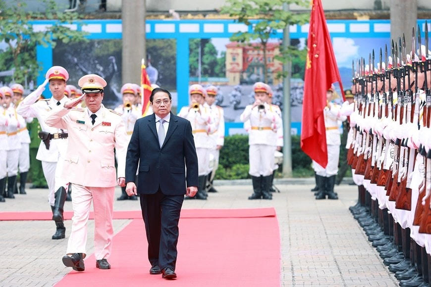 Nhân dịp Tết Nguyên đán Quý Mão 2023, chiều 19/1/2023 (28 tháng Chạp), tại Hà Nội, Thủ tướng Phạm Minh Chính đến thăm, kiểm tra công tác ứng trực sẵn sàng chiến đấu của cán bộ, chiến sĩ Bộ Tư lệnh Cảnh vệ và Cục An ninh Chính trị nội bộ của Bộ Công an. Ảnh: Dương Giang/TTXVN.
