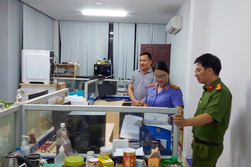 Công an khám xét Chi cục đăng kiểm số 8 tại TP Cần Thơ.