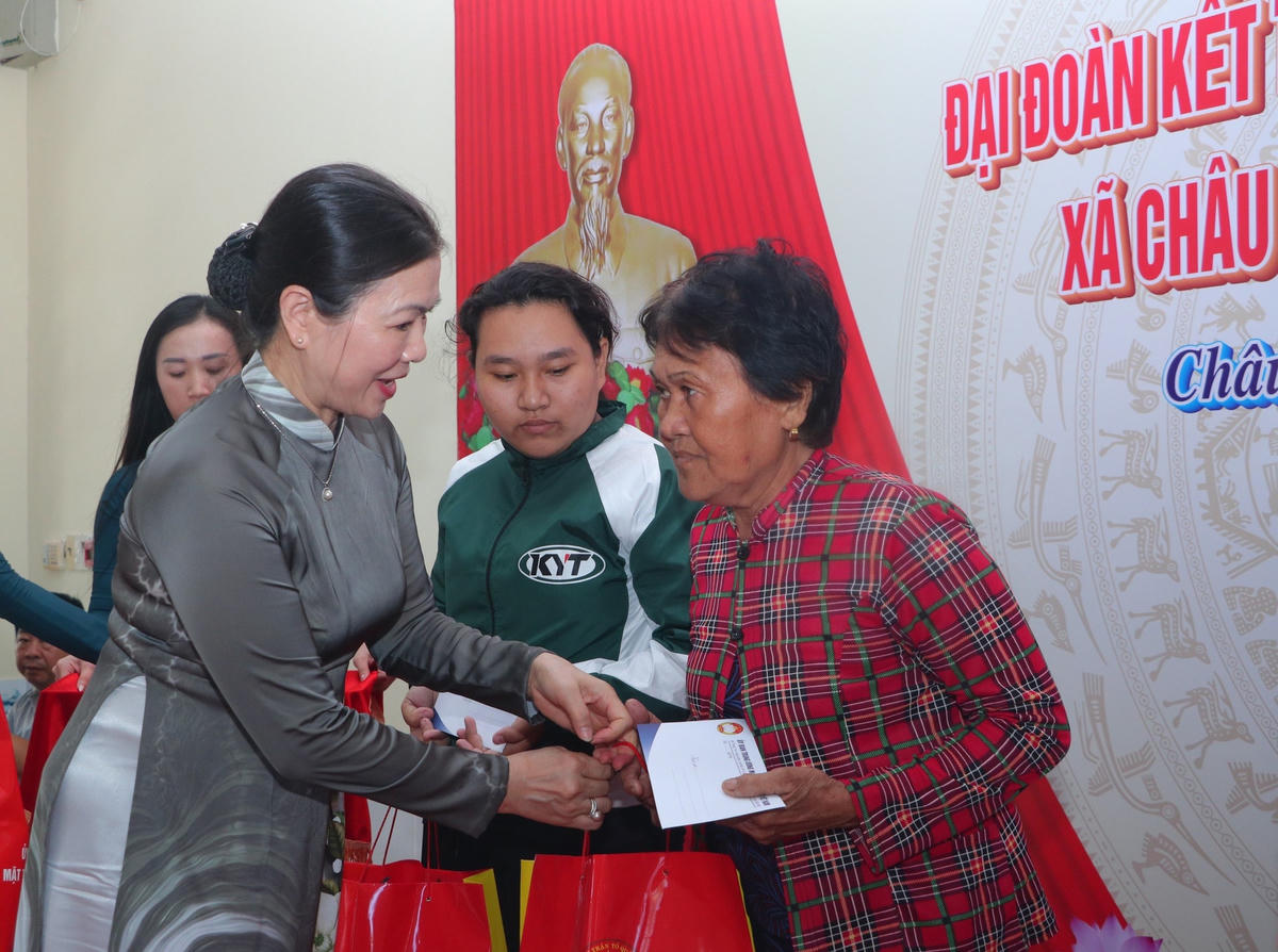 Phó Chủ tịch UBTƯ MTTQ Việt Nam Trương Thị Ngọc Ánh quà tặng cho hộ nghèo tại Ngày hội.