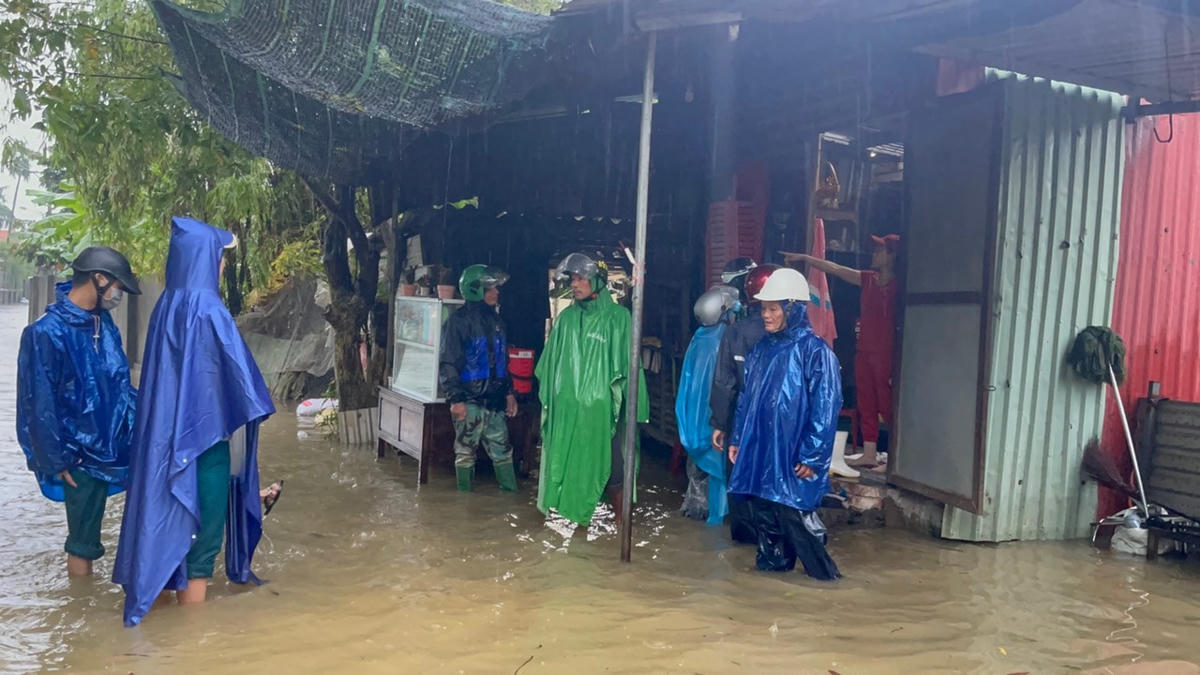 Để chủ động ứng phó với mưa lũ, tỉnh Thừa Thiên - Huế triển khai di dời 11.708 hộ với 37.085 khẩu có nhà cửa tại các khu vực nguy cơ sạt lở đất và các khu vực ngập lụt, hạ du sông Hương, sông Bồ đến nơi trú ẩn an toàn.