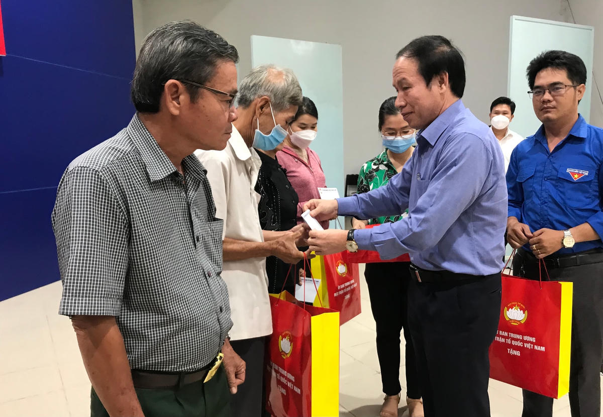 Phó Chủ tịch - Tổng Thư ký Lê Tiến Châu trao quà cho các gia đình có công với cách mạng tại thị xã Trảng Bàng.