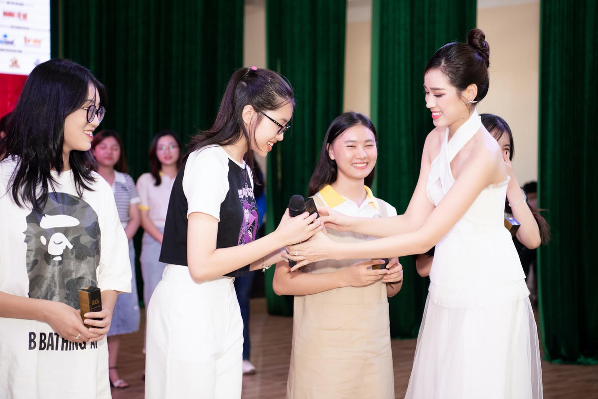trong buổi tuyển sinh, Đỗ Hà và Phương Nhi đã trao tặng học bổng khuyến học cho sinh viên Thanh Hóa. 