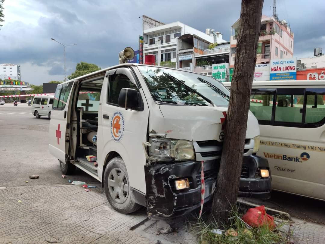 Chiếc xe cứu thương bị đối tượng ngáo đá cướp gây náo loạn khu vực bệnh viện. 