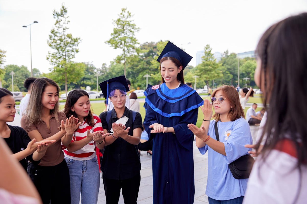 Gia đình và người hâm mộ đến chung vui cùng cô trong ngày lễ trọng đại. 