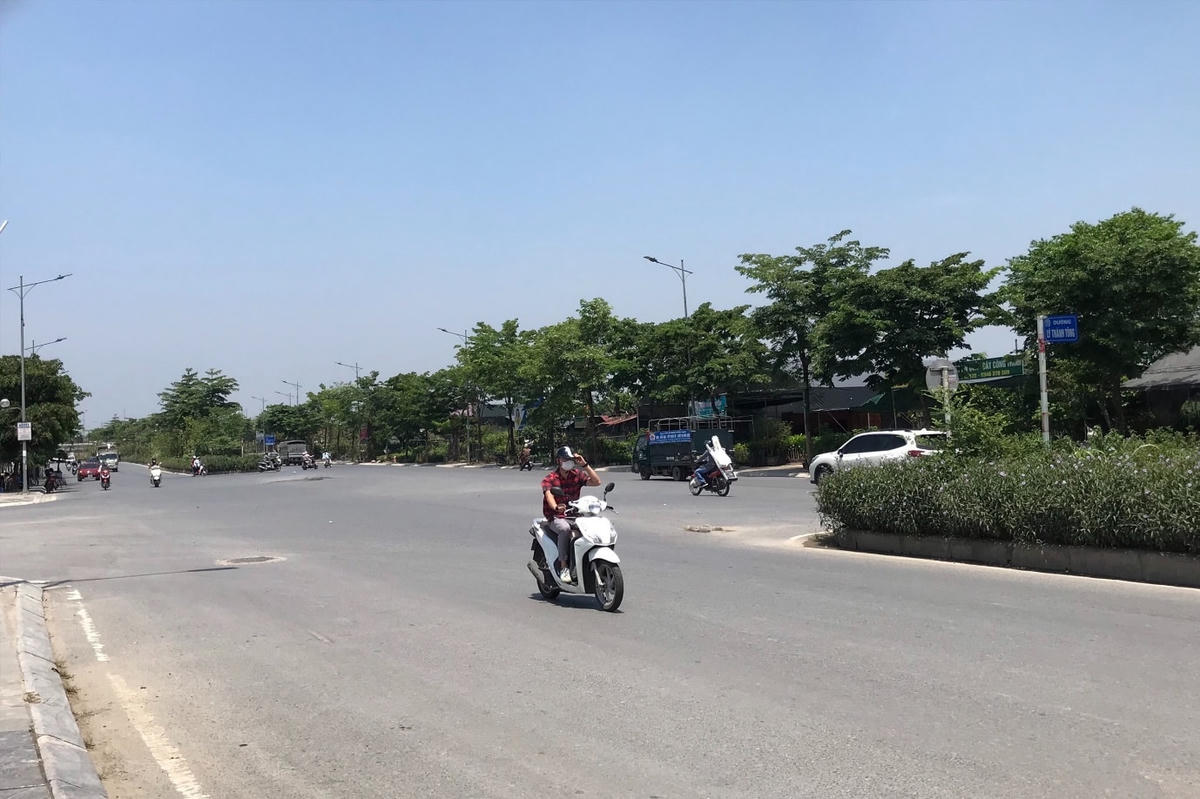 Nằm ngay cạnh lòng đường. Những chiếc bẫy này là “khắc tinh” đối với người đi đường. Trường hợp mất lái, lao lên vỉa hè, hay đi bộ vào buổi tối mà gặp hố ga mất nắp sẽ vô cùng nguy hiểm.