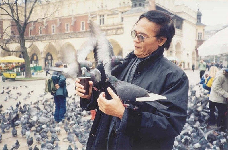Nhà thơ Anh Ngọc trong một lần đi nước ngoài. Ảnh: TL.  