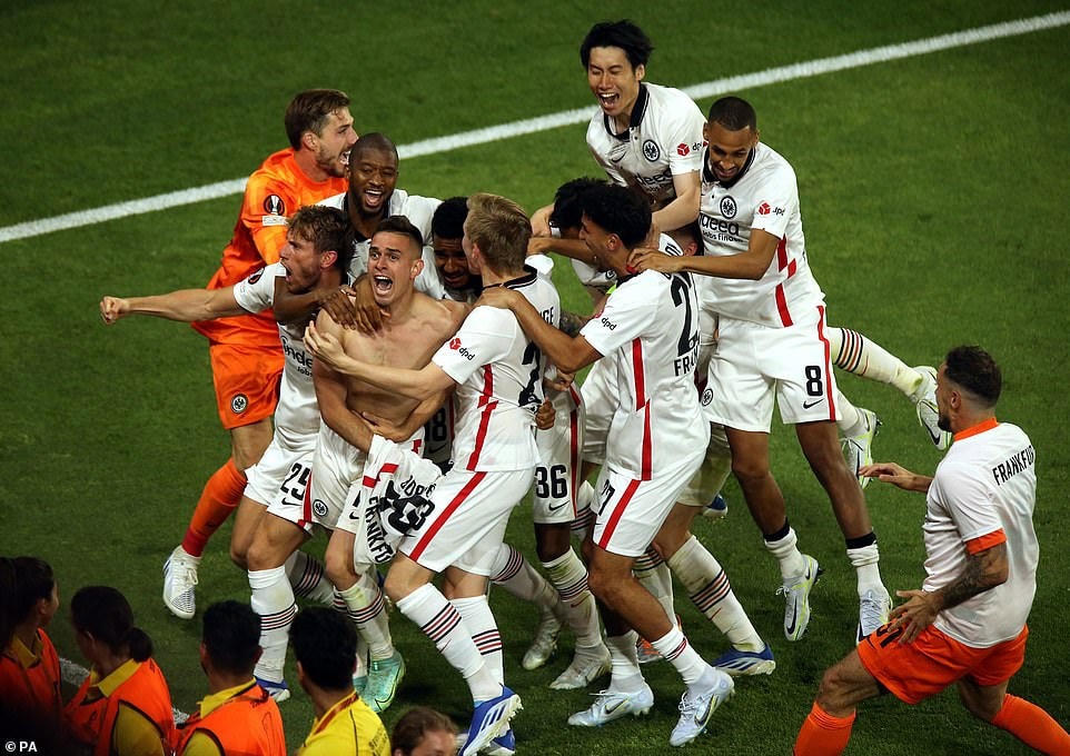 Thắng 5-4 trên loạt đá luân lưu may rủi, Frankfurt vô địch Europa League.
