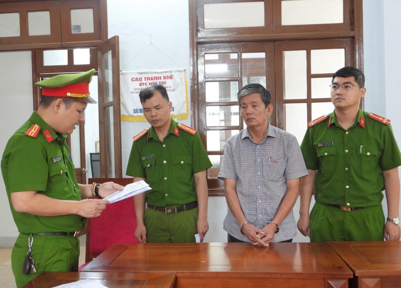 Công an đọc lệnh khởi tố, bắt giam Đinh Ngọc Bình. Ảnh Công an TP Đà Nẵng.