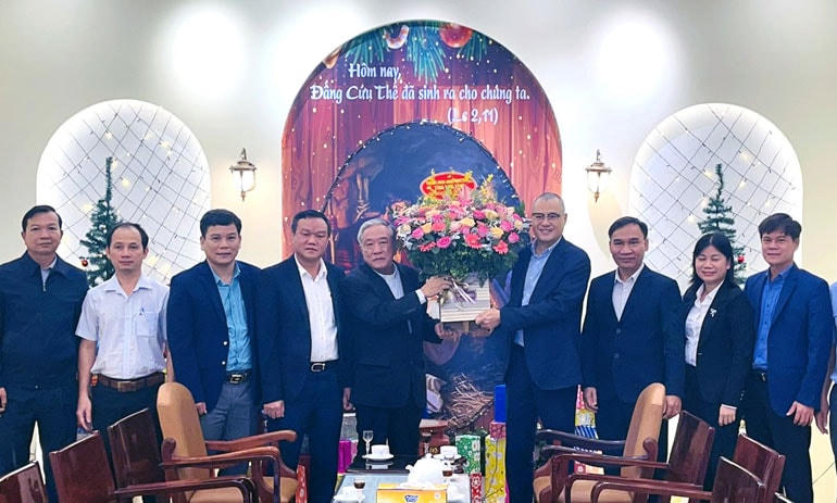 Bí thư Tỉnh ủy Phạm Đại Dương và đoàn công tác tặng hoa chúc mừng Linh mục Nguyễn Huy Điệp, Chủ tịch Ủy ban Đoàn kết Công giáo tỉnh, Chánh xứ Giáo xứ Tuy Hòa và bà con giáo dân. 