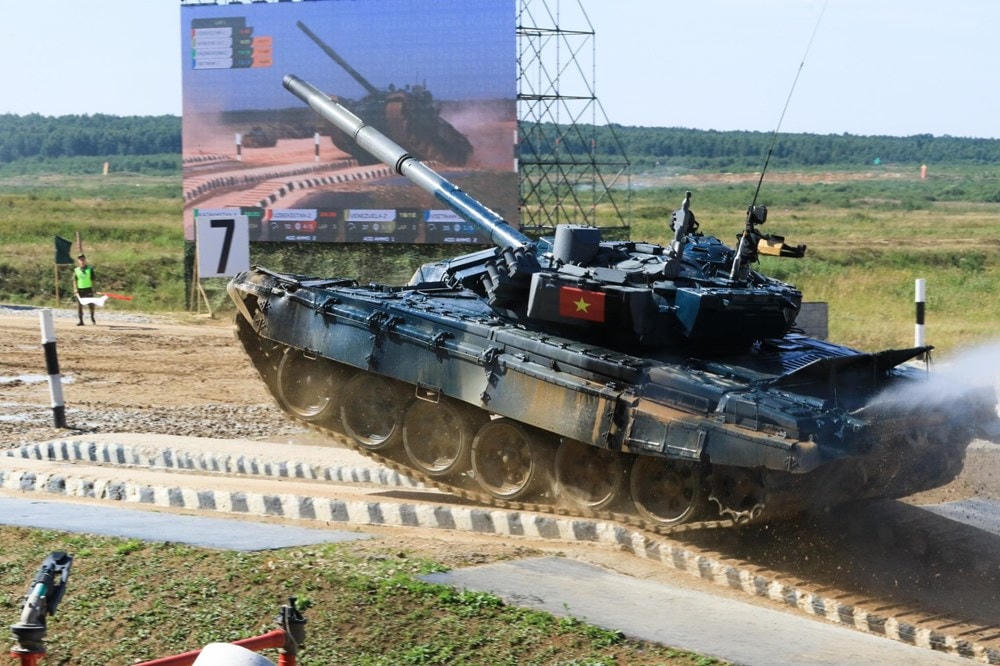 Kíp xe tăng số 2 băng băng vượt qua chướng ngại vật. (Ảnh: Duy Trinh-Trần Hiếu/Vietnam+).