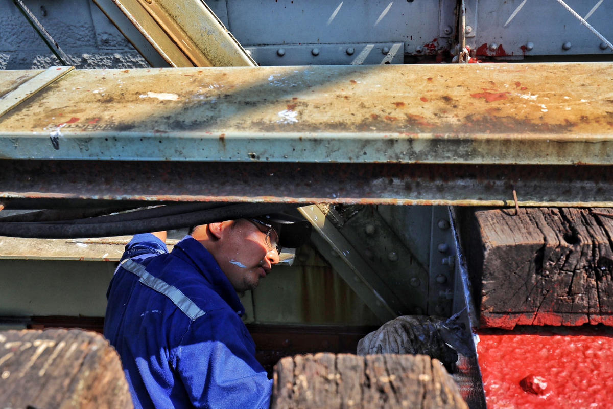 Anh Thuỷ (Đội quản lý cầu Long Biên, Công ty CP Đường sắt Hà Hải) chia sẻ, để cây cầu hoạt động ổn định, nhóm anh đang thực hiện công việc duy tu thường xuyên.  Đặc biệt, theo anh Thủy hạng mục sơn cầu không chỉ để tân trang, làm đẹp cầu mà quan trọng hơn cả là để các thanh sắt đỡ bị rỉ sét hư hỏng, để đảm bảo an toàn cho các phương tiện lưu thông qua đây.