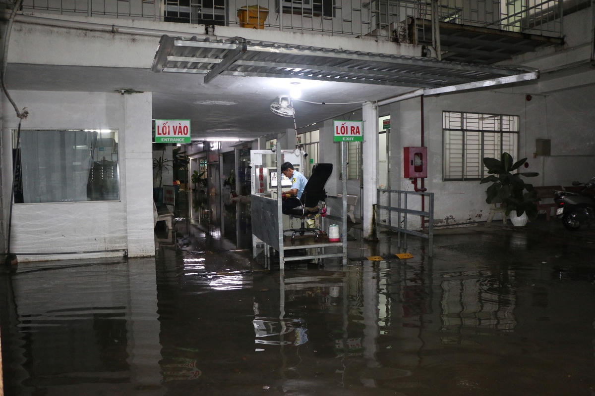 Triều cường gây ngập một số khu vực của Bệnh viện Tim mạch Cần Thơ.