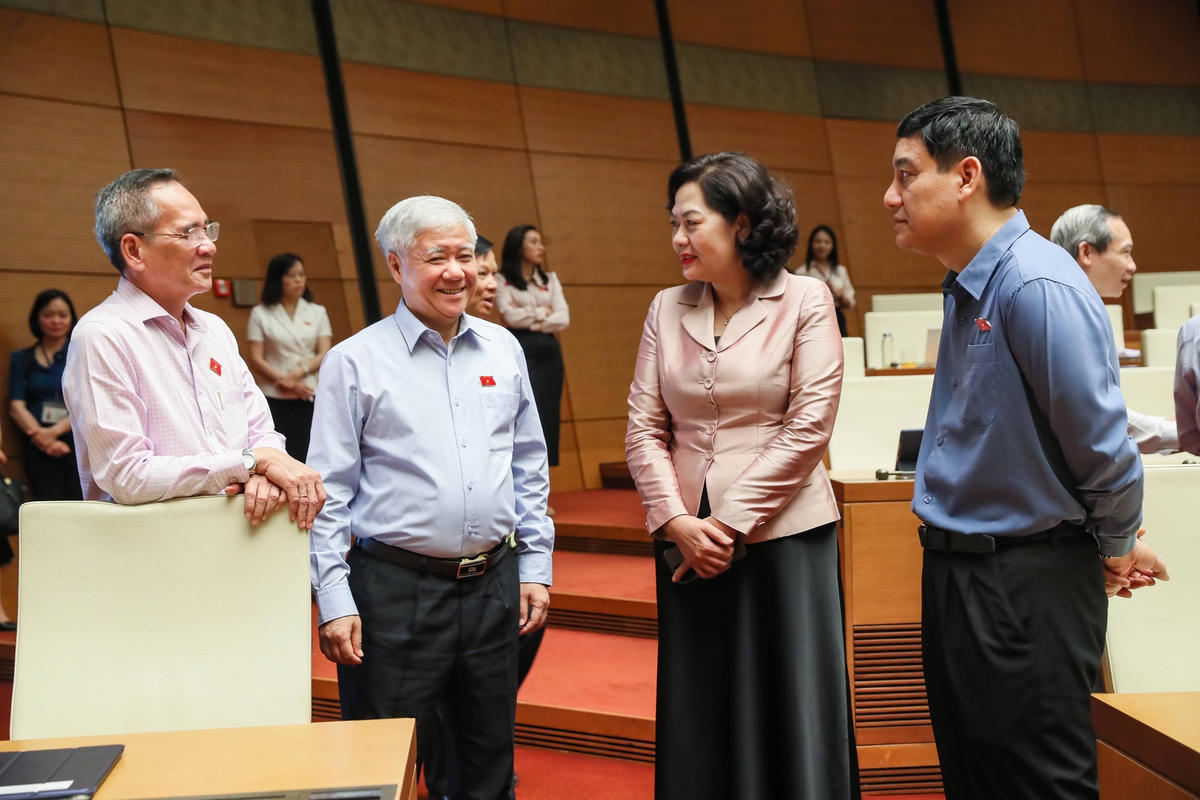 Bí thư Trung ương Đảng, Chủ tịch UBTƯ MTTQ Việt Nam Đỗ Văn Chiến cùng các vị đại biểu Quốc hội tham dự phiên họp, ngày 1/6. Ảnh: Quang Vinh.