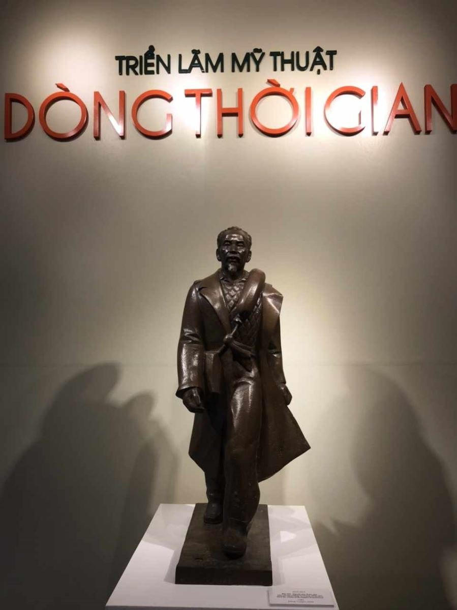 Tác phẩm điêu khắc "Bác Hồ - người cha thân yêu của các lực lượng vũ trang nhân dân". 