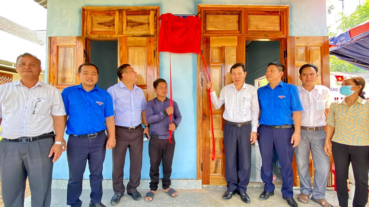 Lãnh đạo Ủy ban MTTQ Việt Nam tỉnh Quảng Ngãi bàn giao nhà nhân ái cho người dân.