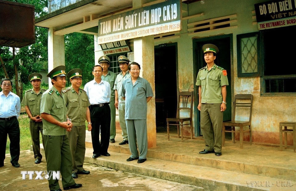 Chủ tịch nước Trần Đức Lương thăm trạm kiểm soát liên hợp CK19 huyện Đức Cơ (Gia Lai) trên biên giới Việt Nam - Campuchia (1999). (Ảnh: Trọng Nghiệp/TTXVN)