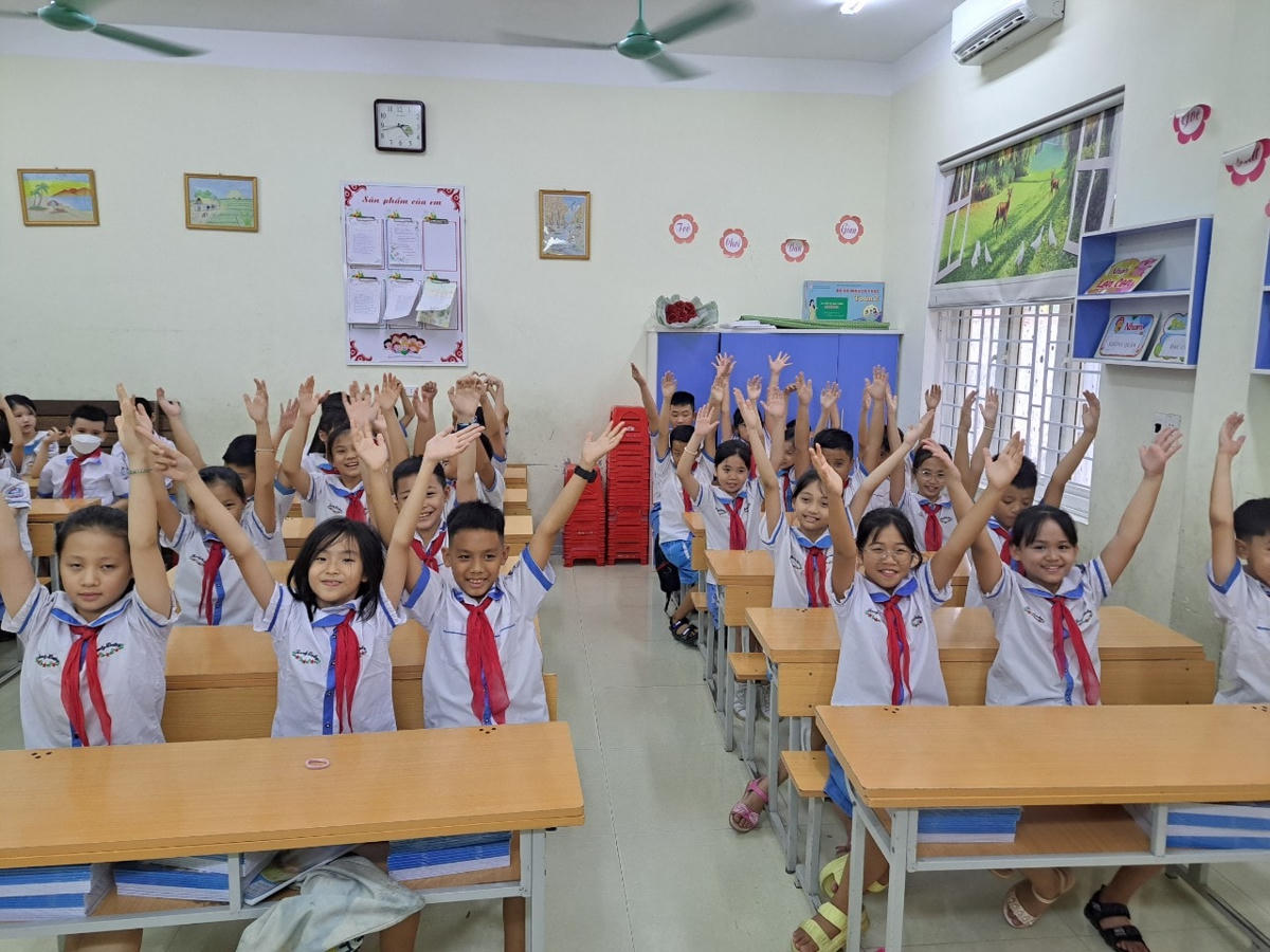 Học sinh Lớp 5G Trường Tiểu học Dưng Dũng 1, TP Vinh, Nghệ An phấn khởi chào đón năm học mới. Ảnh Nga Nguyễn.