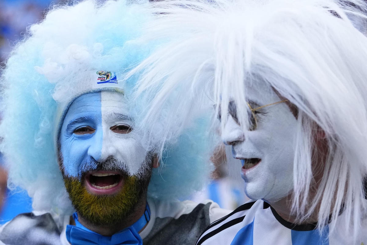 Các cổ động viên Argentina ăn mừng chiến thắng lịch sử của đội nhà. Ảnh: Reuters.