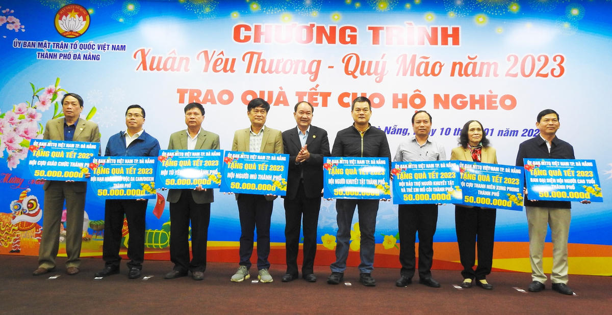 Đại diện các Hội nhận hỗ trợ Tết Quý Mão cho các hội viên gặp hoàn cảnh thương tâm. Ảnh: Thanh Tùng.