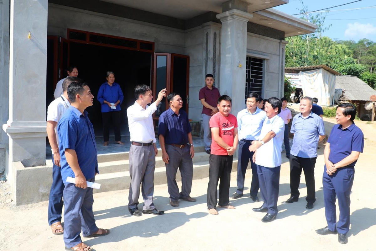 Đoàn công tác thăm hộ gia đình bà Hà Thị Chích, khu Chiềng 1, xã Kim Thượng, huyện Tân Sơn là một trong những hộ nghèo mới được hỗ trợ xây nhà ở. Ảnh: Ngọc Tuấn.