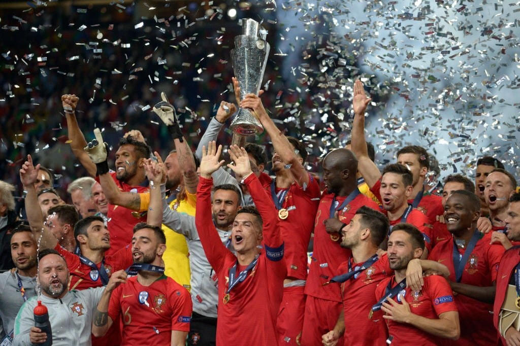 Ronaldo và đồng đội giơ cao cúp vô địch Nations League 2019. Họ đánh bại Thụy Sĩ 3-1 với 2 bàn thắng muộn của Ronaldo. Ảnh: Getty.