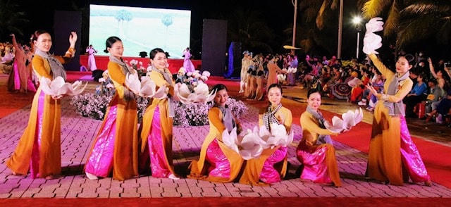 Các người mẫu đang biểu diễn áo dài truyền thồng của Việt Nam.
