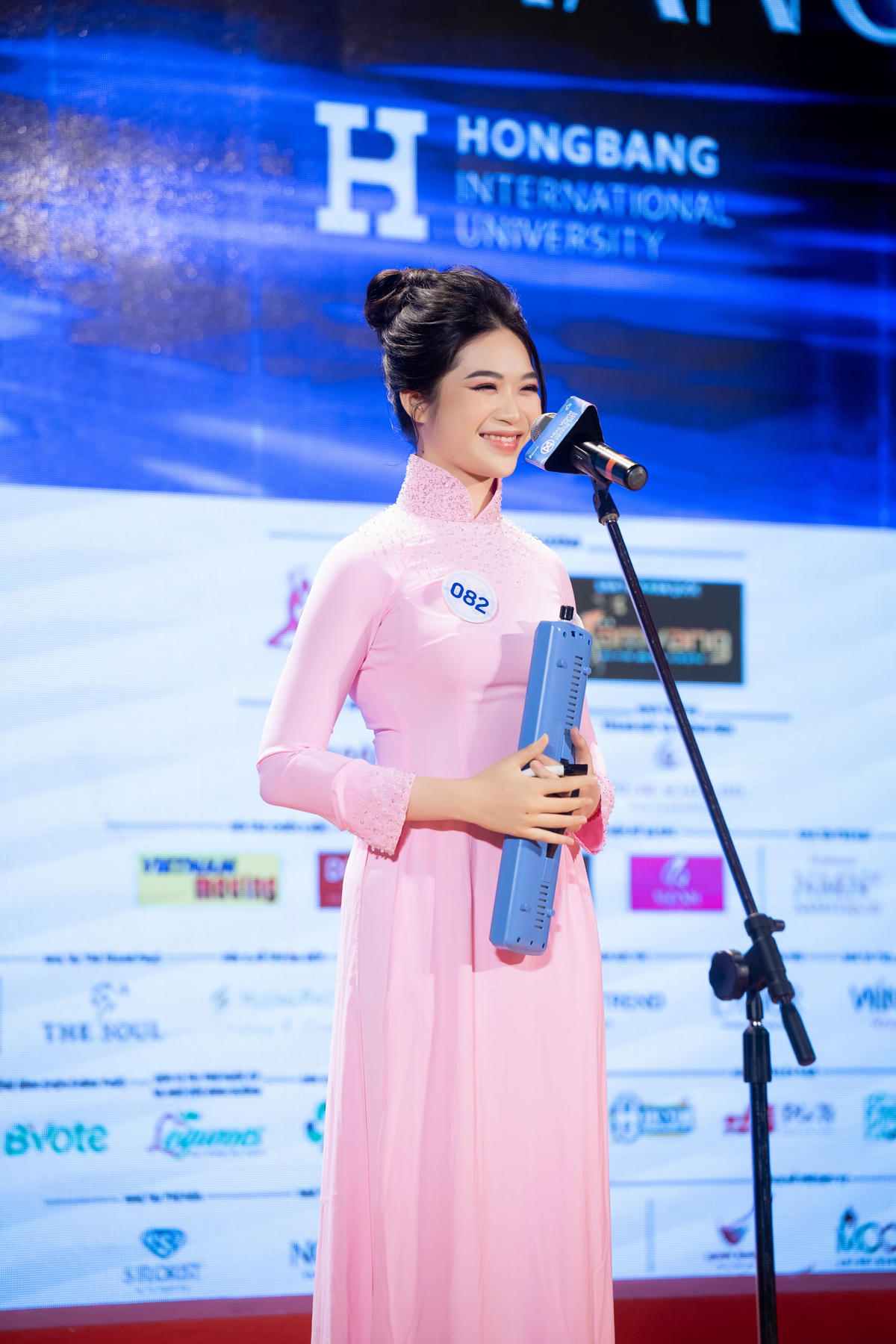 Tiêu biểu hơn là để phần trình diễn của mình không bị nhàm chán thì thí sinh Lê Khắc Anna (SBD:082) với ca khúc “Hello Vietnam” được thể hiện bằng 5 ngôn ngữ (Việt, Nhật, Hàn, Pháp, Anh).