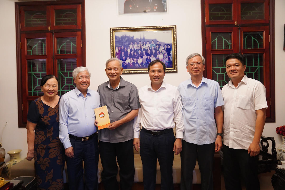 Đoàn thăm hỏi, chúc sức khỏe nguyên Bí thư Tỉnh ủy Hà Tĩnh Đặng Duy Báu.