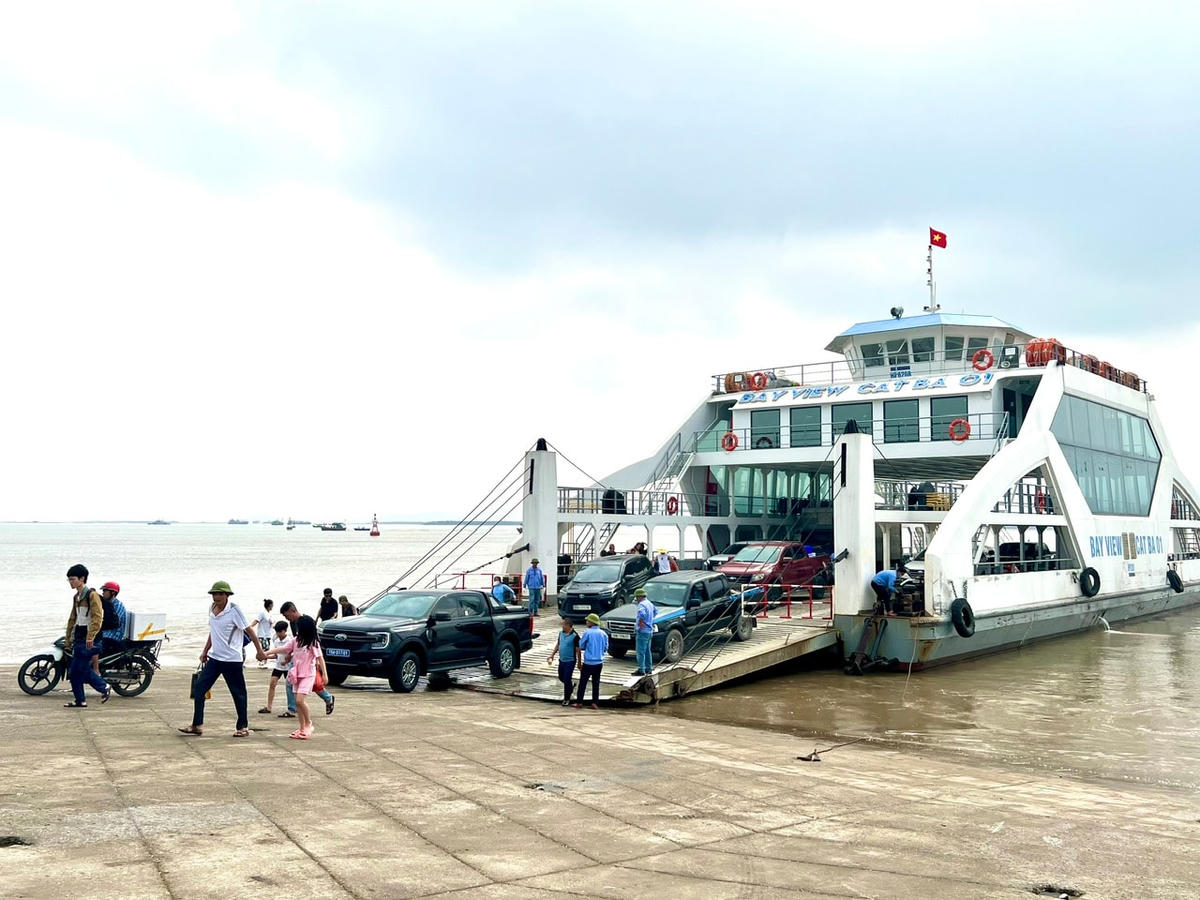 Ở chiều ngược lại, phà chở phương tiện từ đảo Cát Bà lên đất liền khá thông thoáng. Theo thống kê, từ 5 giờ đến khoảng 8h15, cán bộ tại bến phà Đồng Bài - Cái Viềng đã bố trí khoảng 16 chuyến đón khách sang đảo Ngọc. Đơn vị đã vận hành 5 phà Bay View gần 200 tấn, chạy liên tục để phục vụ hành khách. Bên cạnh đó, đơn vị sẽ bổ sung 2 phà nhỏ 20 tấn trong các trường hợp cấp bách. Ảnh: Phương Thanh.