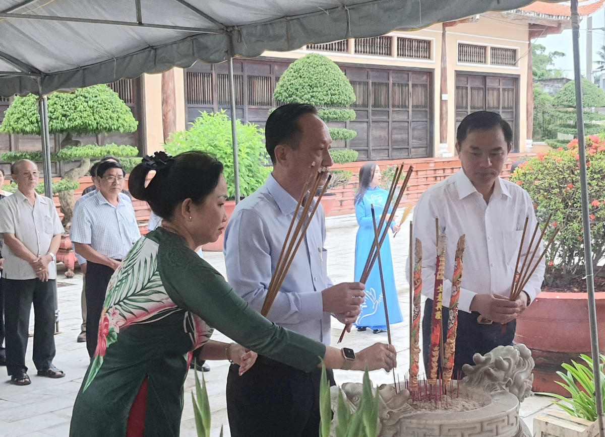Chủ tịch UBND tỉnh Bạc Liêu Phạm Văn Thiều ( giữa) thắp nén hương lên phần mộ của cố nhạc sĩ Cao Văn Lầu.