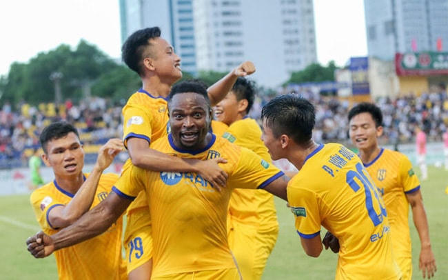 SLNA đã vươn lên chiếm lấy ngôi đầu V-League sau vòng 7.